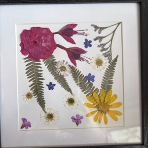 Cuadro floral con composicion de flores prensadas y volumen